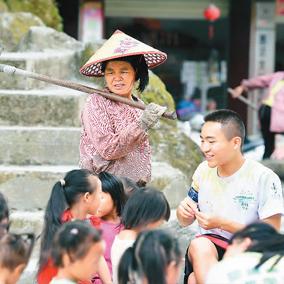 揭露:2025年新澳门期期准,谨防虚假美化陷阱,微观解答、解释与落实